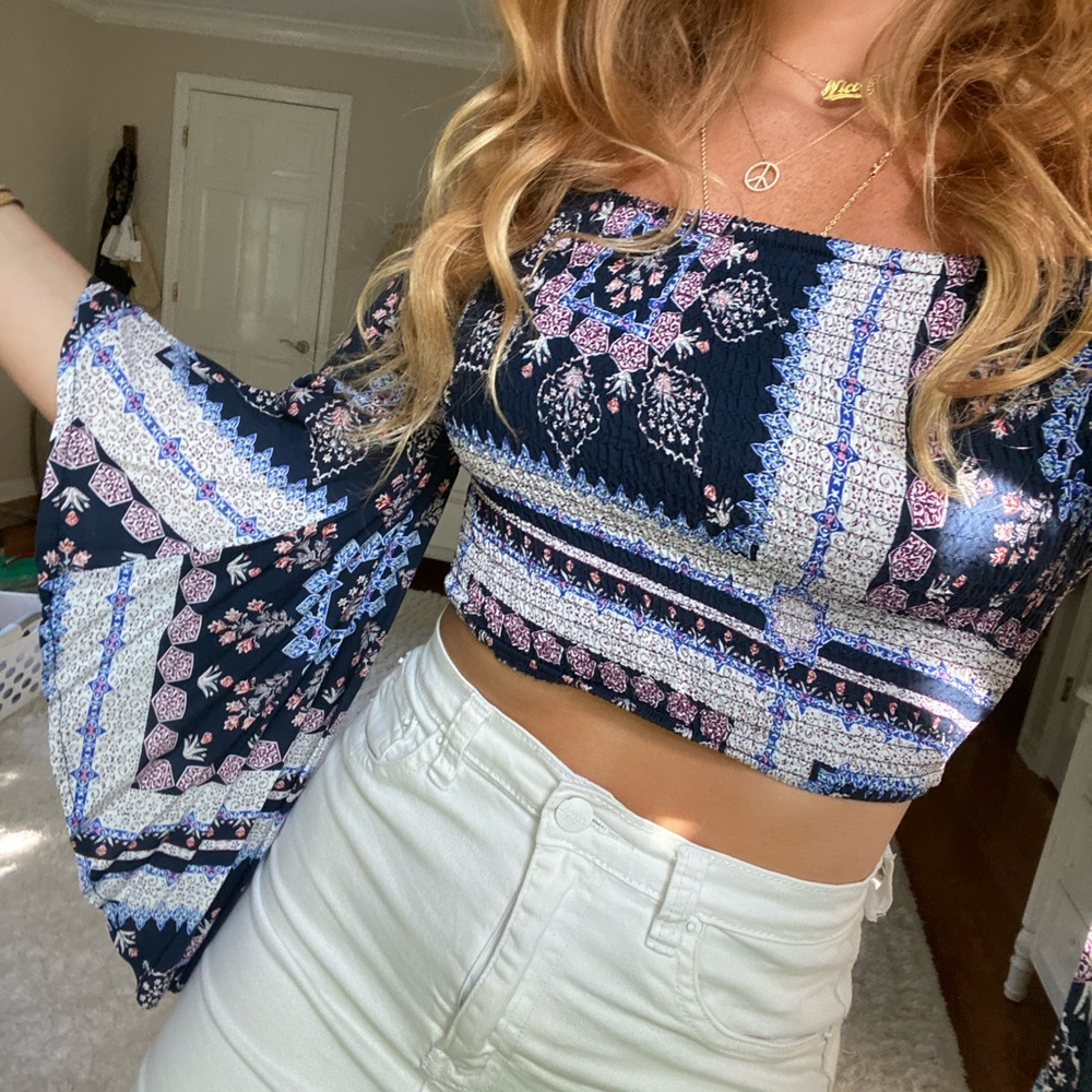 🔮 LF FLARE SLEEVE CROP TOP🔮